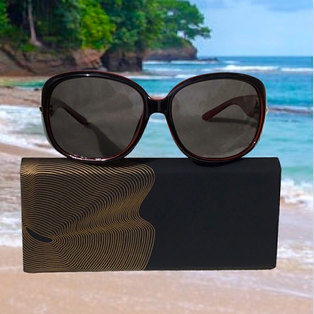 SUNGLASSES FASHION WOMEN OVERSIZE WITH SILVER HARDWARE AND DIAMOND ACCENTS.